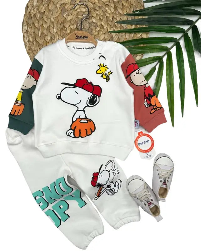 Çocuklar için Snoopy temalı pijama takımı.