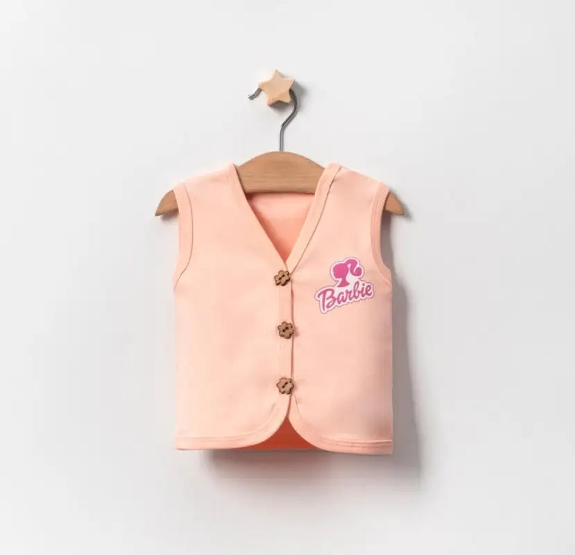 Pembe kıyafetli gülümseyen yürümeye başlayan çocuk.