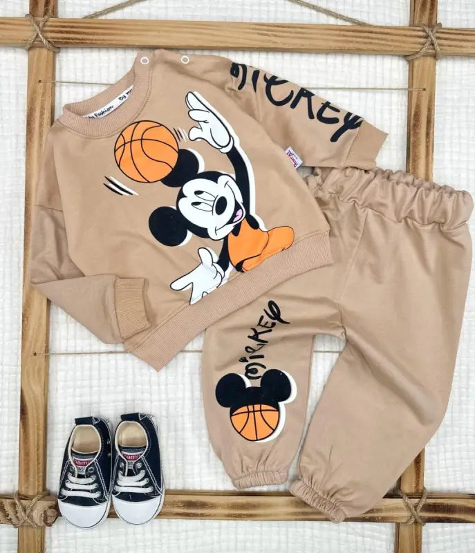 Çocuk Mickey Mouse basketbol eşofman takımı.