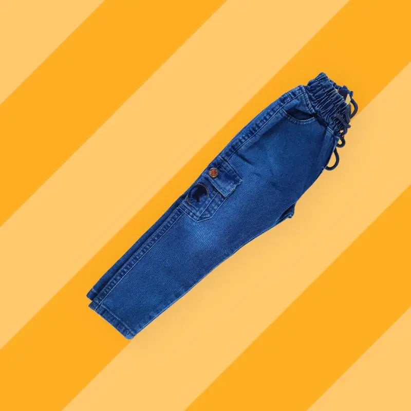 Beyaz tişört ve kot pantolonlu küçük çocuk.