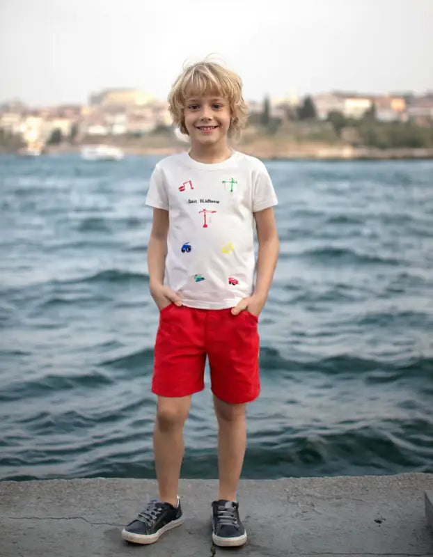 Gündelik yazlık kıyafetli gülümseyen çocuk.