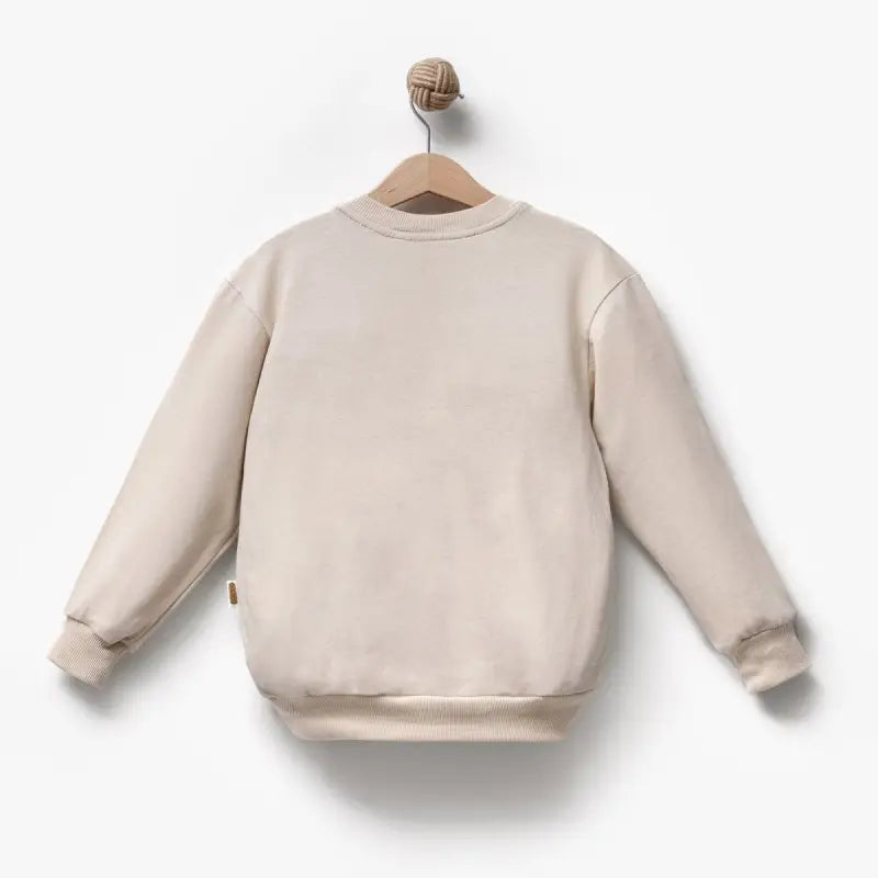 Bej yuvarlak yakalı sweatshirt.