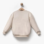 Bej yuvarlak yakalı sweatshirt.