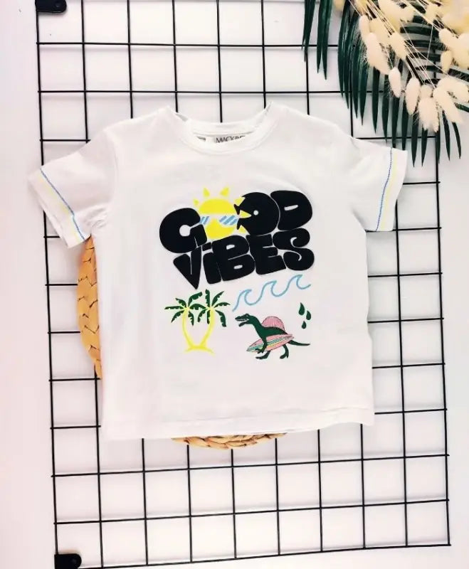 Üzerinde ’Good Vibes’ yazan beyaz tişört.