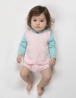 Pembe ve mavi uyku tulumlu bebek.