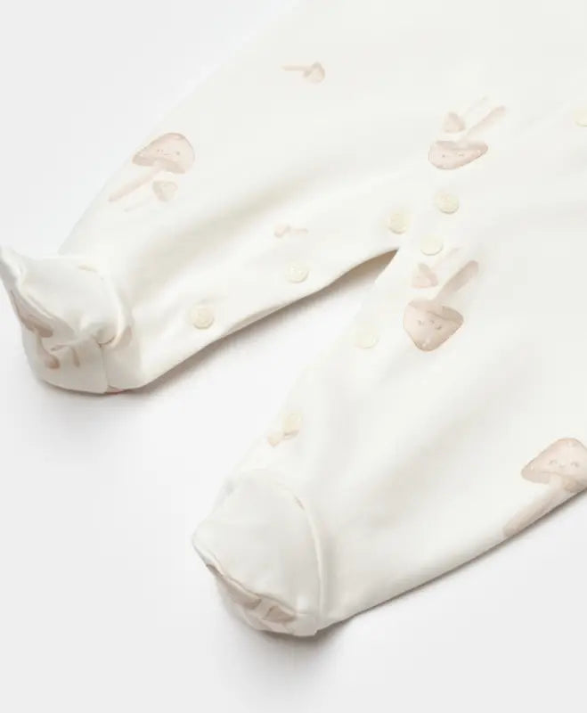 Tavşan desenli ayaklı bebek pijama takımı.