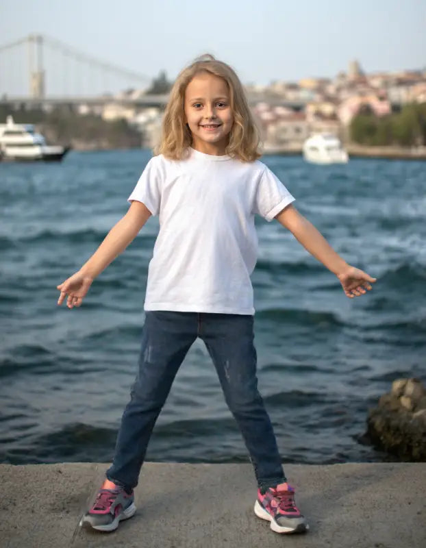 Beyaz tişört ve kot pantolonlu kız.