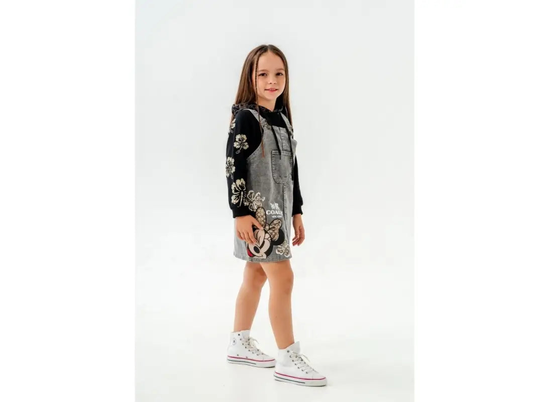 Kız çocuğu için Minnie Mouse desenli gri denim tulum elbise.