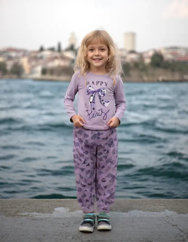 Eşleşen pijamalı kız.