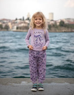 Eşleşen pijamalı kız.