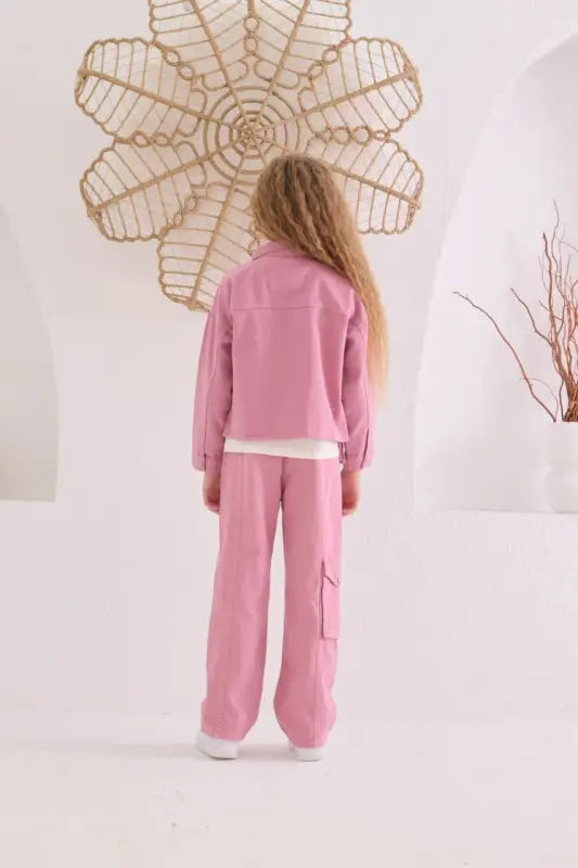 Pembe ceket ve pantolon kombini.