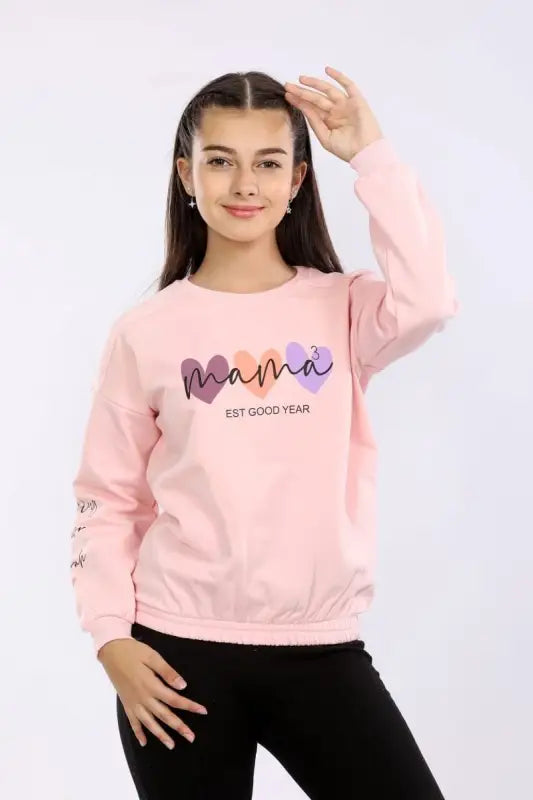 Üzerinde ’Mama’ yazan pembe sweatshirt.
