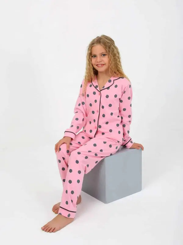 Pembe puantiyeli pijama.