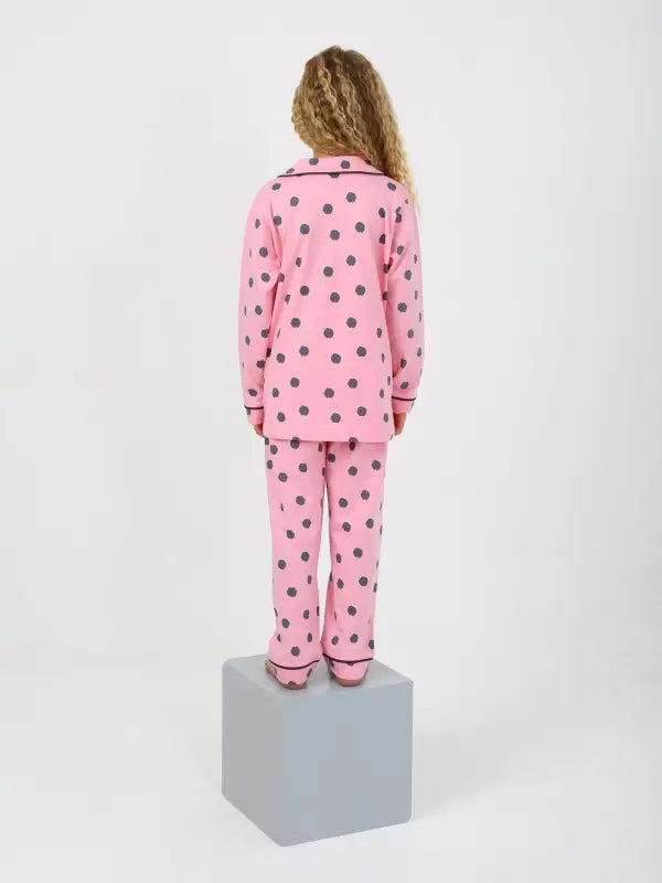Pembe puantiyeli pijama.
