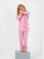 Pembe puantiyeli pijama.