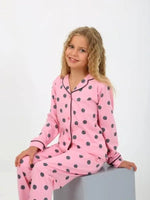Koyu renk kenarlı pembe puantiyeli pijama.