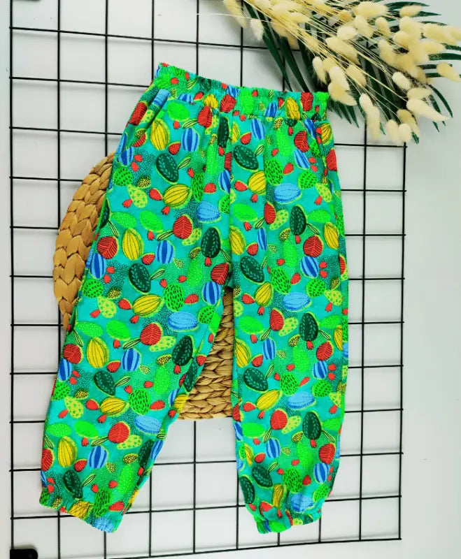Yeşil kaktüs desenli pantolon.