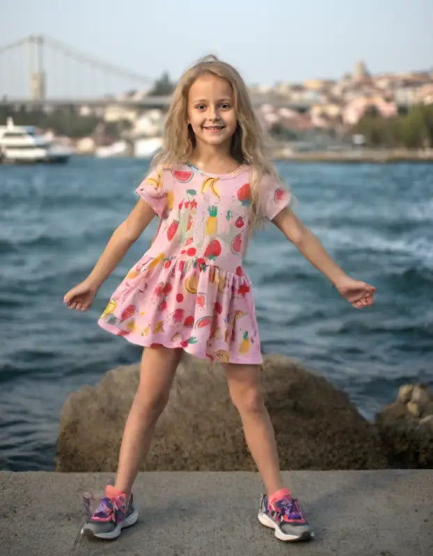 Pembe meyve desenli elbiseli kız.