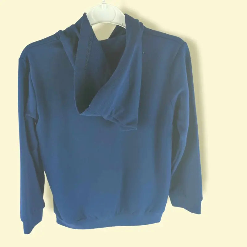 Mavi kapşonlu sweatshirt.
