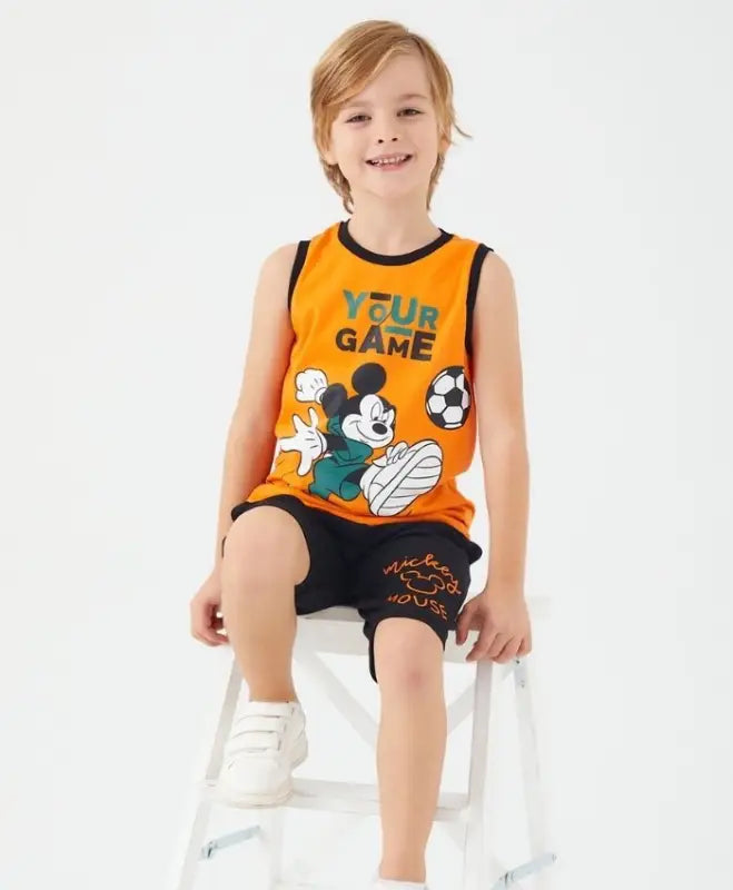 Erkek çocuğu için Mickey Mouse temalı kıyafet.