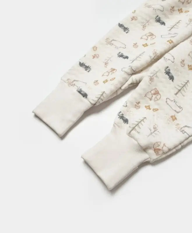Bilekleri paçalı desenli bebek pijama takımı.