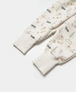 Bilekleri paçalı desenli bebek pijama takımı.