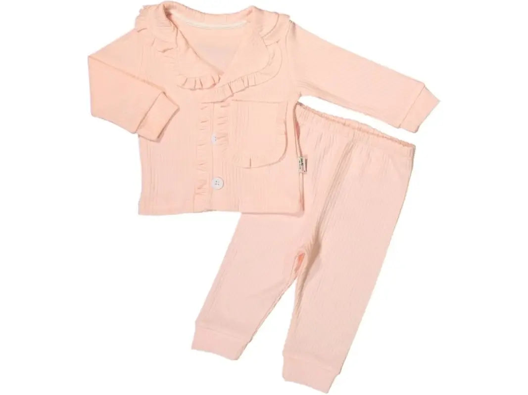 Pembe fırfırlı elbiseli çocuk.